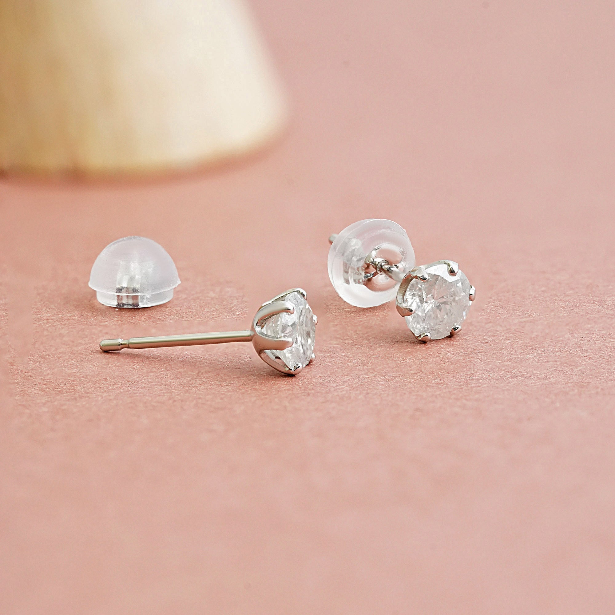 ソリティアスタッドピアス – PT900、0.70カラット