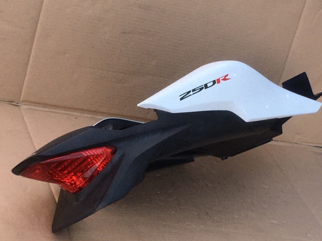 CBR250Rのシートカウルが入荷しました。 | バイクパーツのジャンクボックス