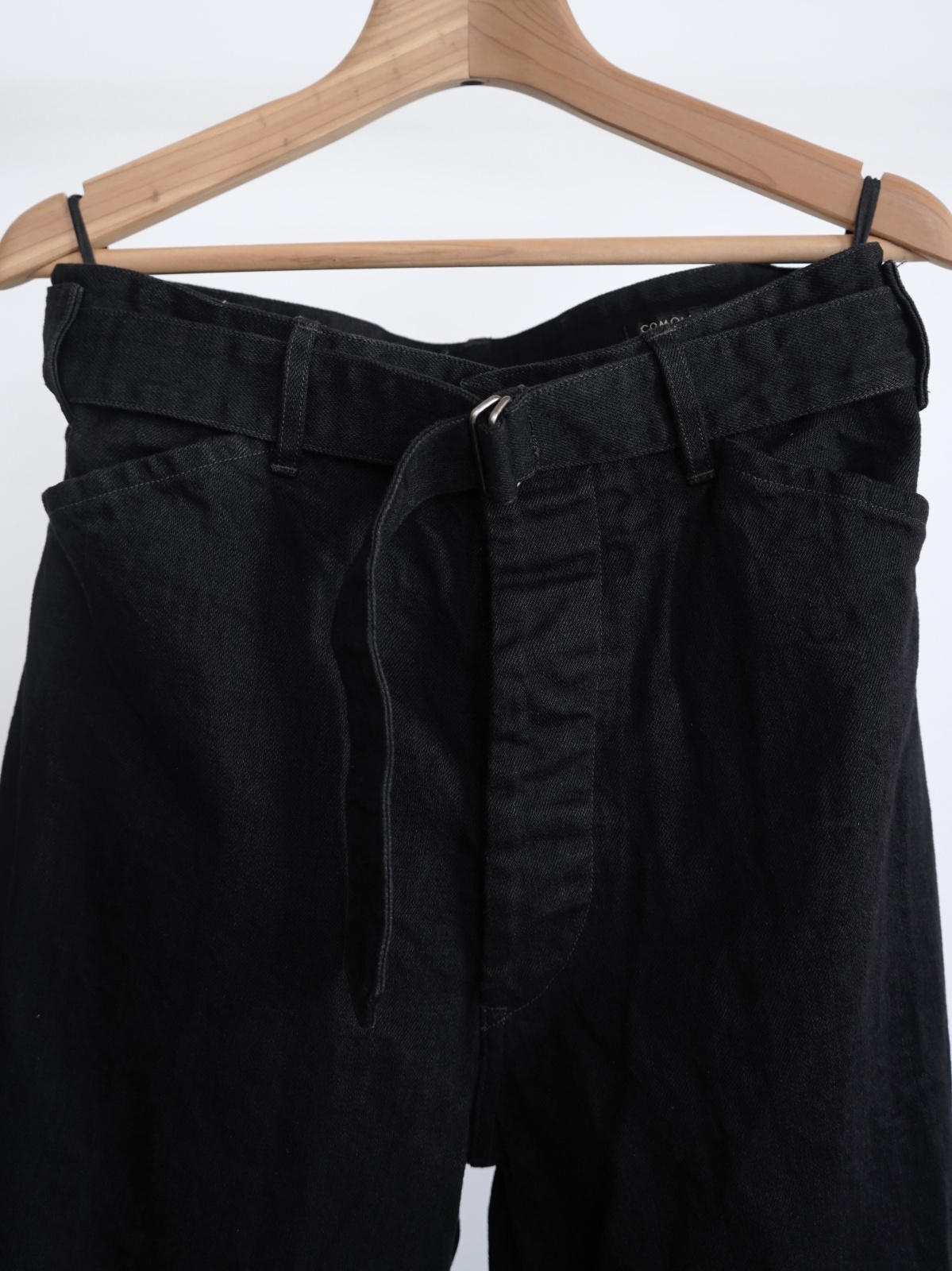 COMOLI」デニム ベルテッドパンツ