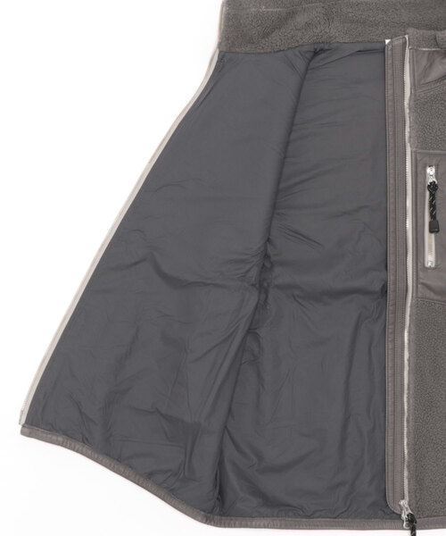 sisii（シシ）の「Sisii | ジップアップ ムートンベスト MEN（その他