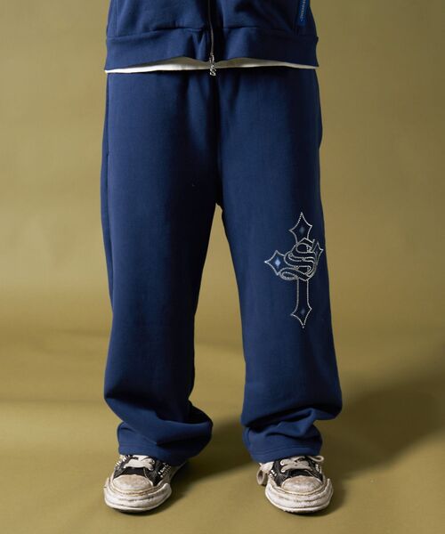 セール】【SEQUENZ（シークエンズ）】CROSS RHINE STONE SWEAT PANTS