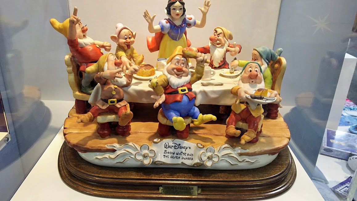 七人の小人】白雪姫に登場する小人たちの名前や性格は？あの名曲の歌詞