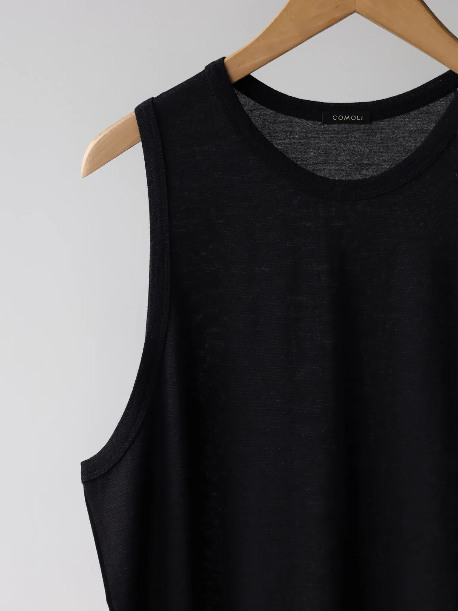 COMOLI サマーウール タンクトップ CHARCOAL | CASANOVA&CO