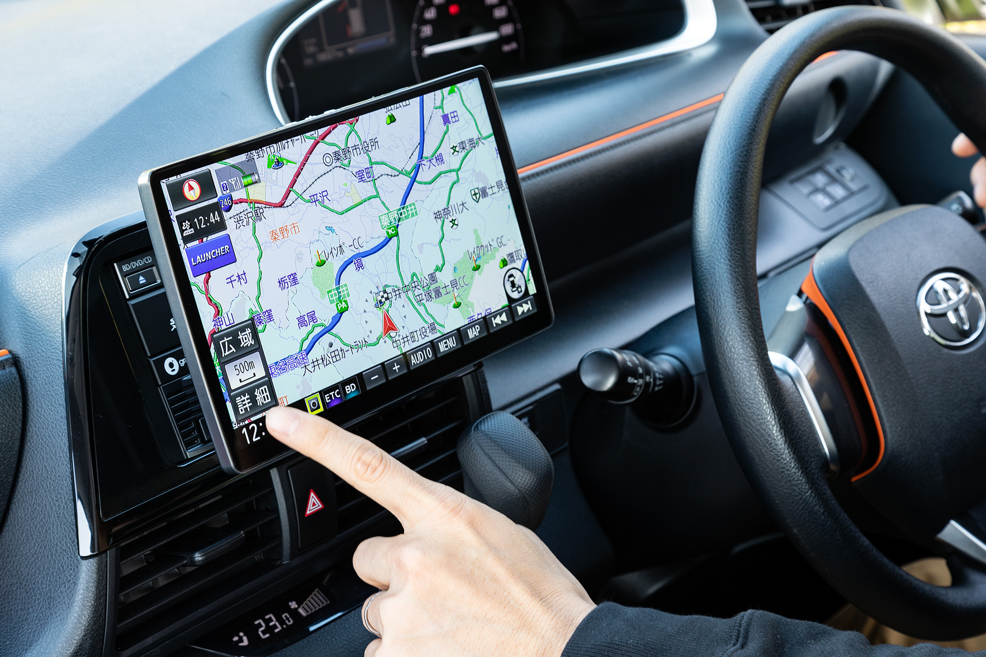 10V型大画面ナビなのに400車種以上に対応!! パナソニック「ストラーダ