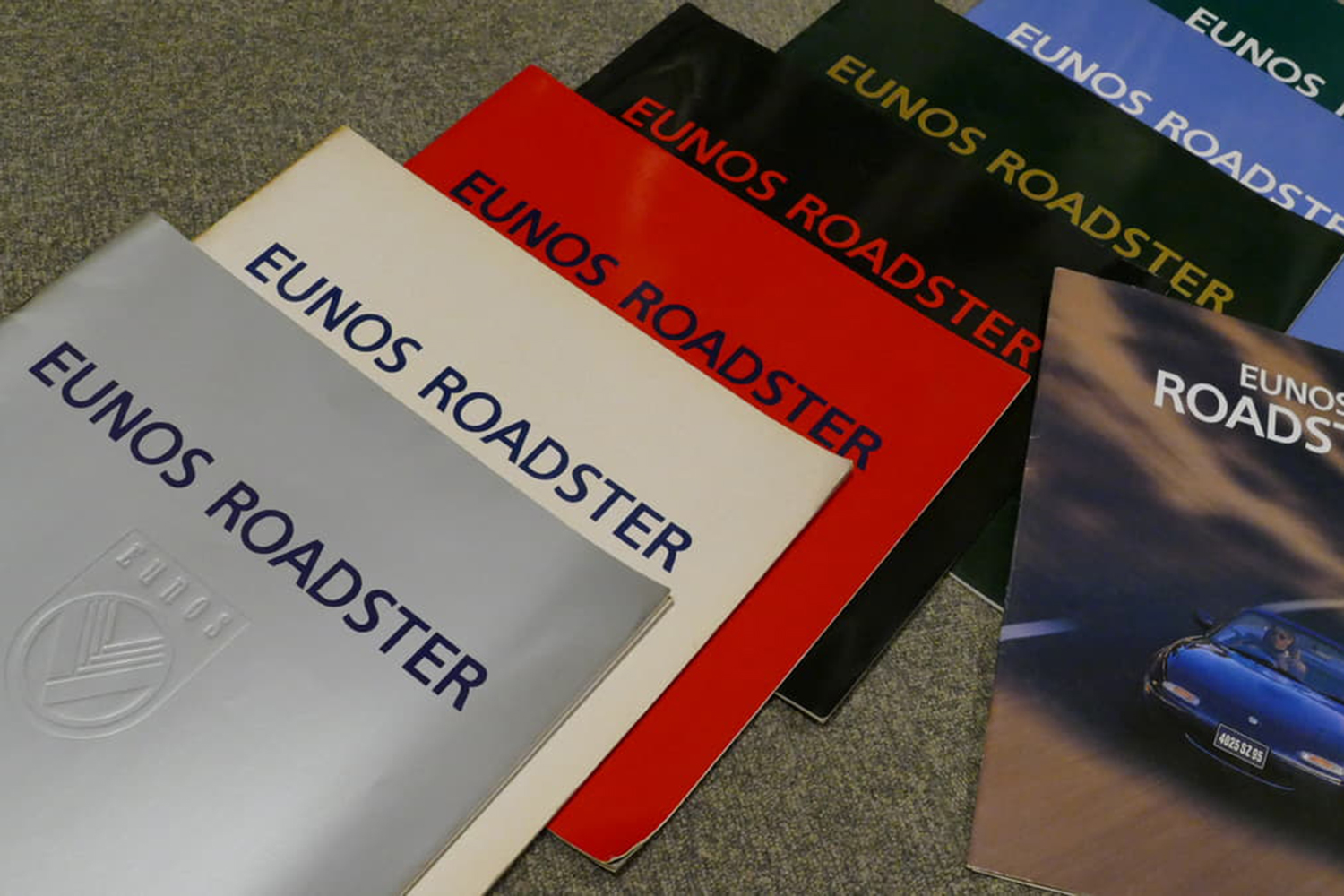 紙のカタログがディーラーから減少中！ いまやカタログは説明書みたい