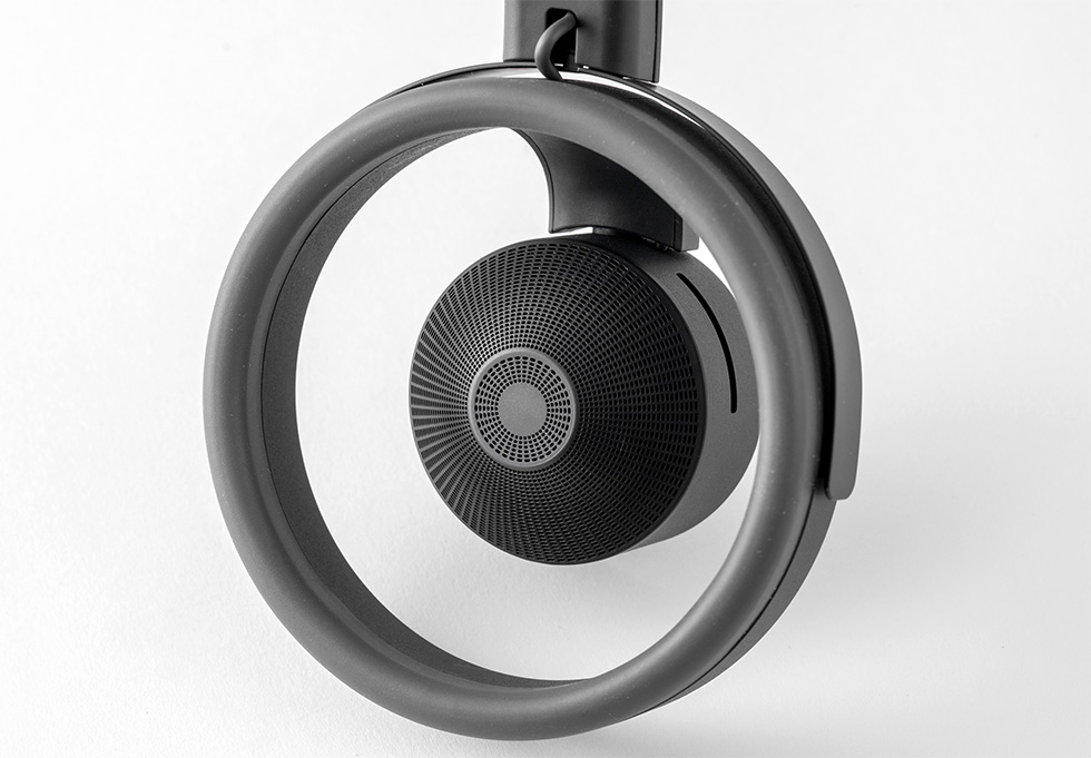 オープンイヤー型なのに音漏れしない 「nwm ONE」の実力は本物か：日経