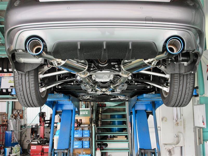 センターパイプ付きの“柿本改 Class KR マフラー”を装着。チタン