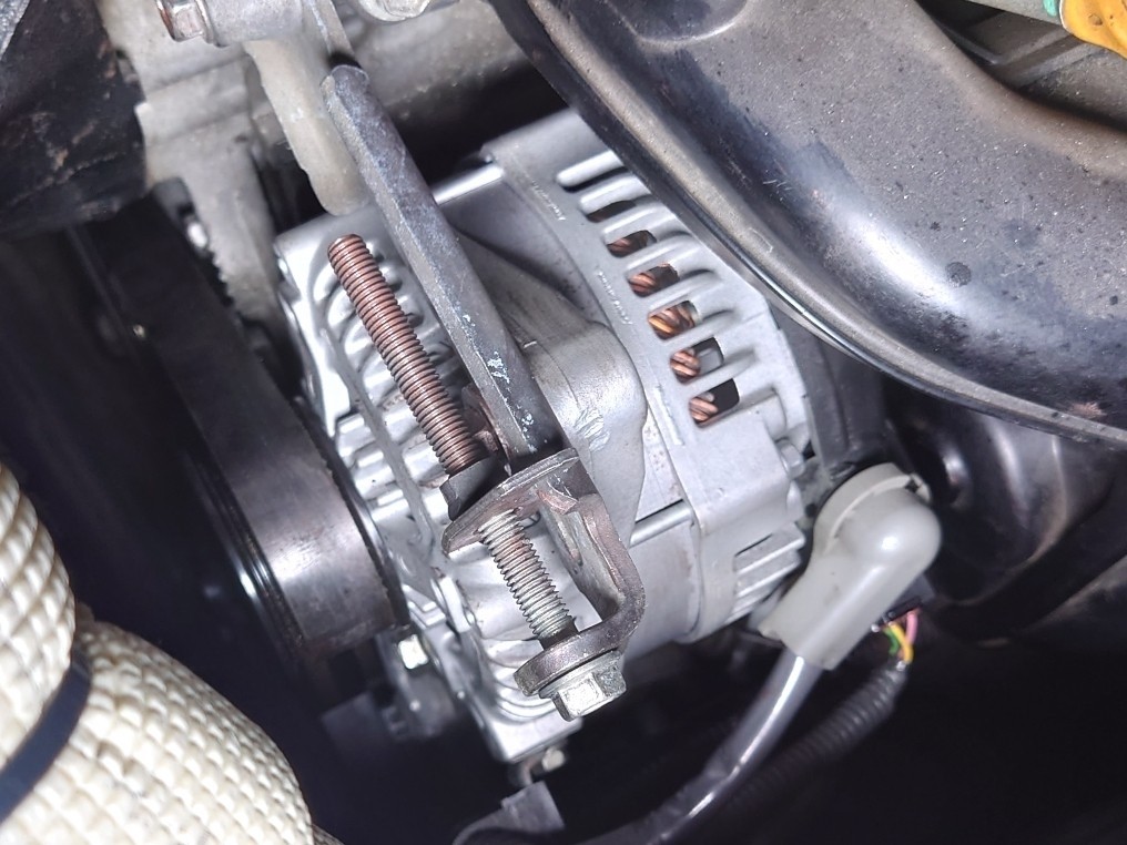オルタネーター交換！（トヨタ ヴォクシー・70系）by しょーた03