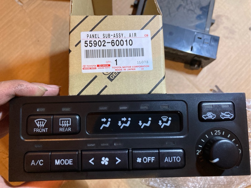 オートエアコンのエアコンパネル交換（トヨタ ランドクルーザープラド