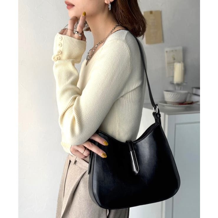 大人の余裕を魅せる。スウェードライクメタルパーツワンハンドルバッグ