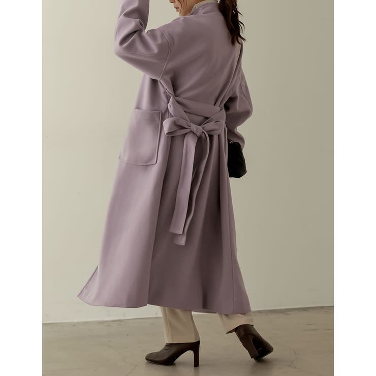 高めの襟がモードな印象に ラップデザインフェイクウールロングコート