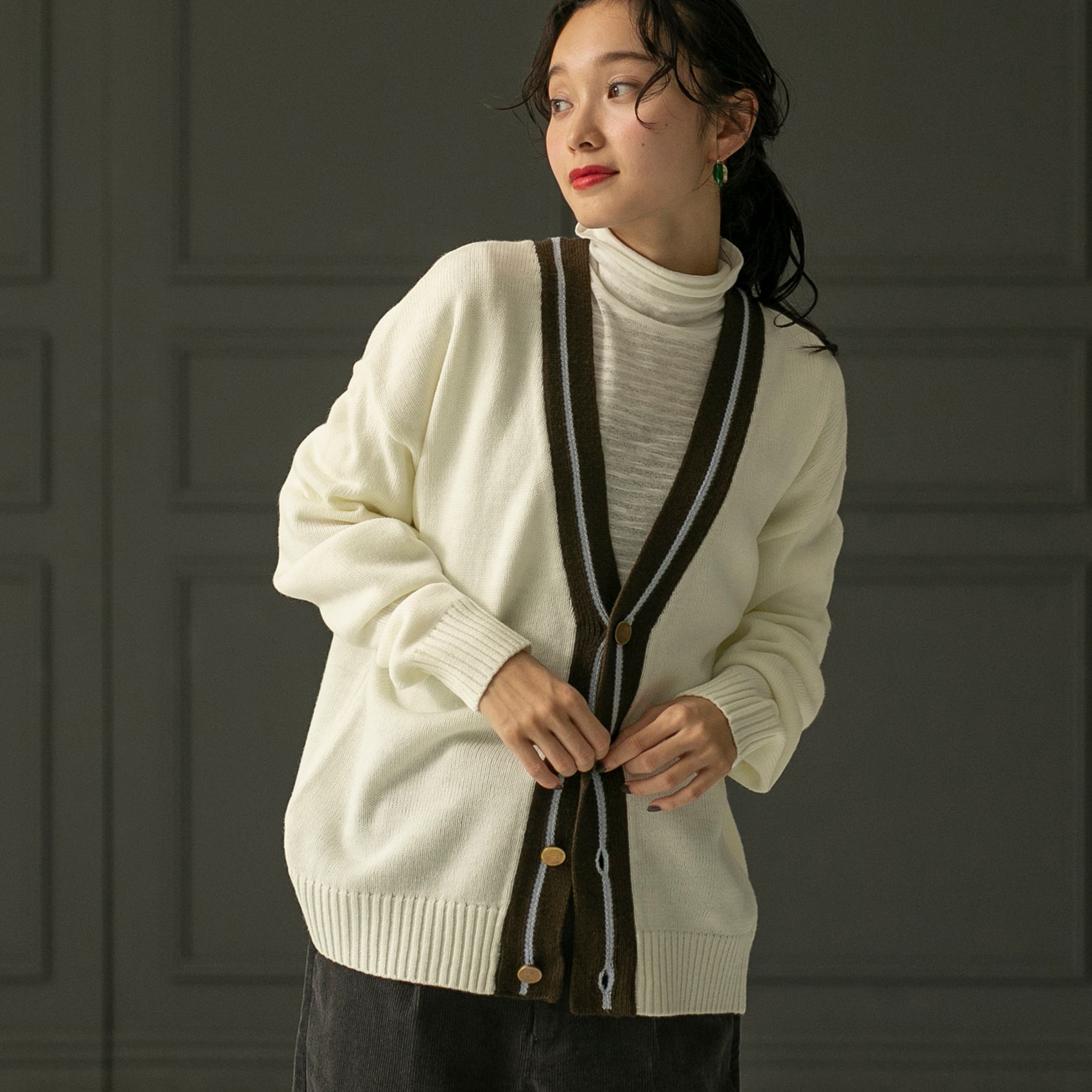 ラインVネックニットカーディガンホワイト[品番：COEW0004739]｜coen