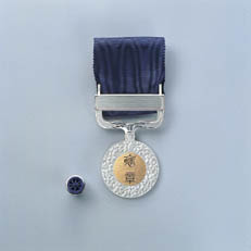 黃綬褒章(おうじゅほうしょう)」の意味や使い方 わかりやすく解説