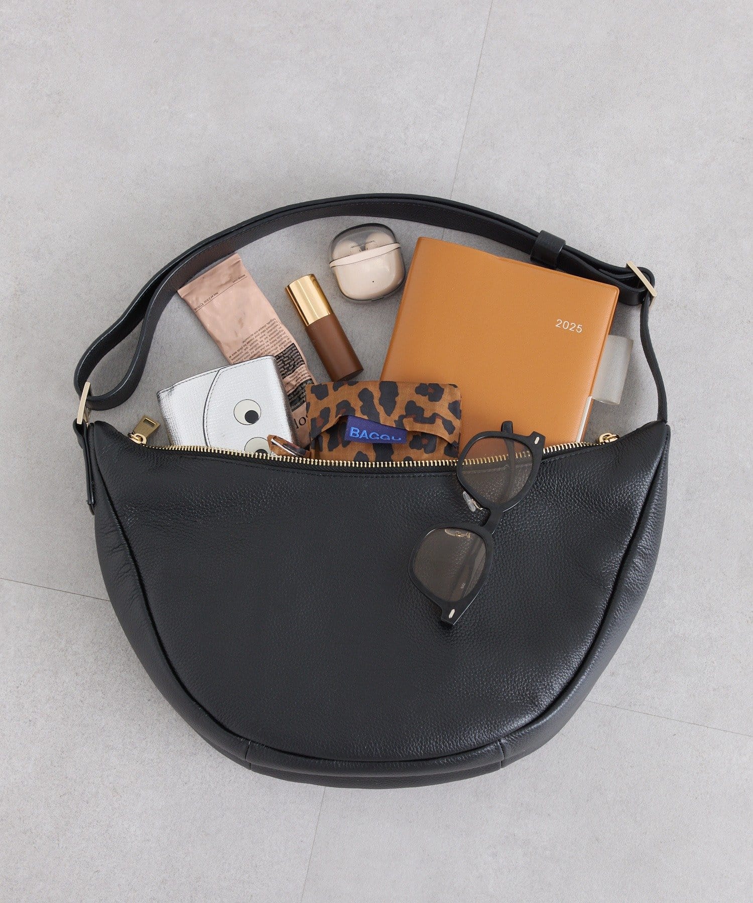 軽量◎】カーブレザーショルダーバッグ | RIVE DROITE(リヴドロワ