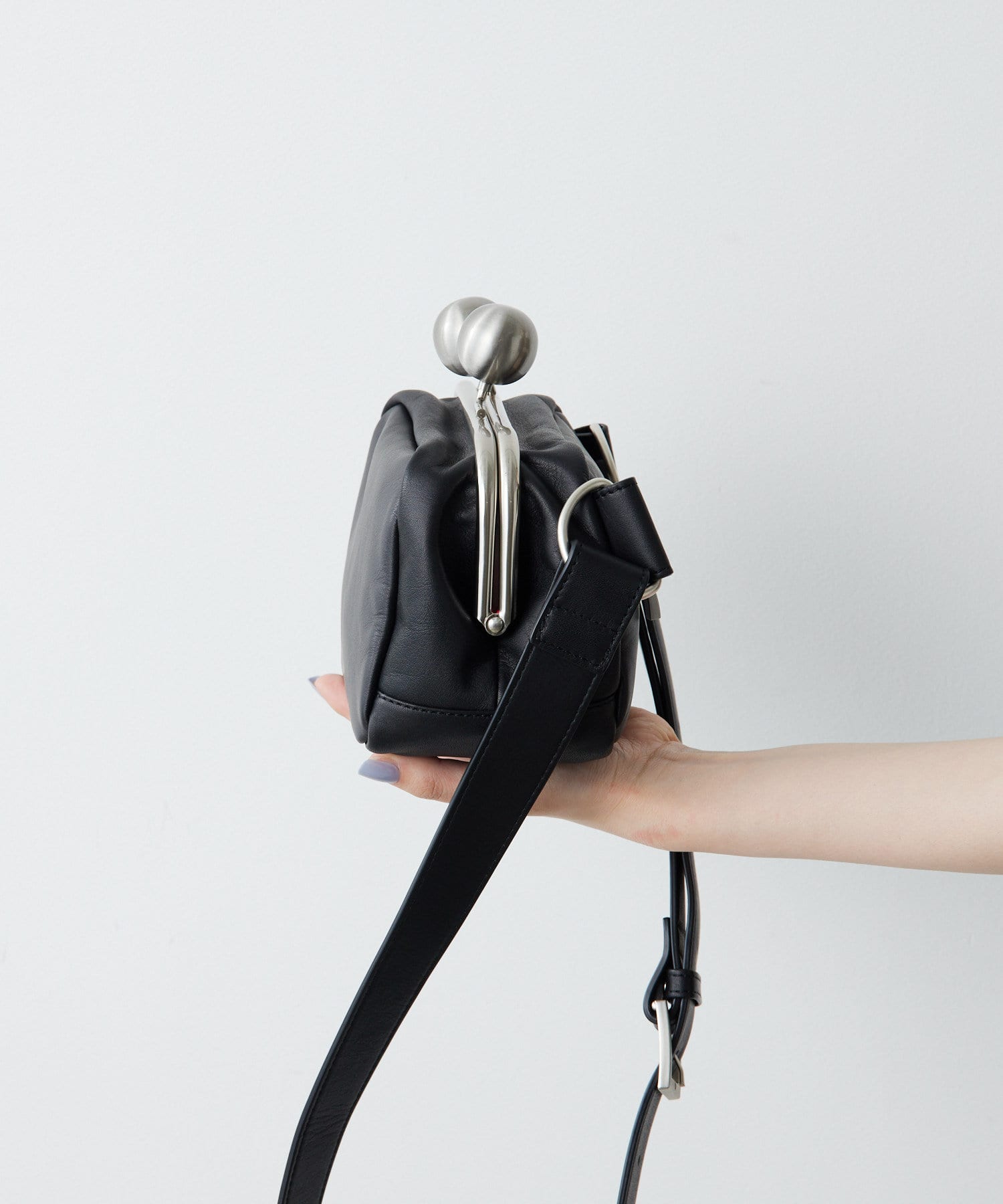 kawa-kawa(カワカワ)】NO1510kuchiganeボディバッグ | ear PAPILLONNER