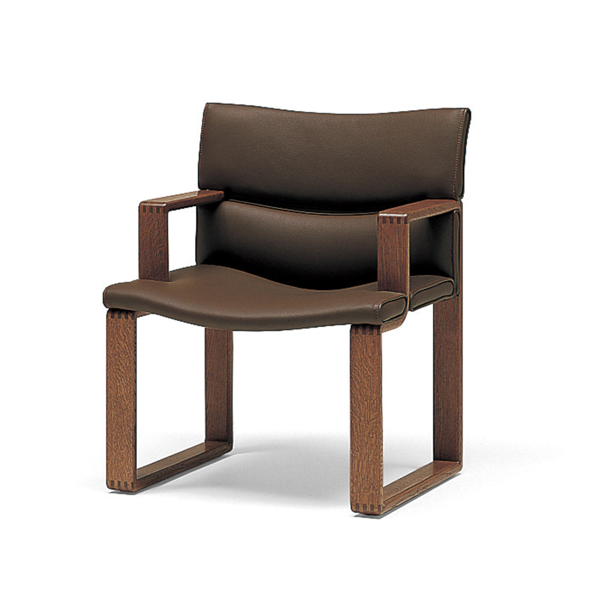 ボルス ダイニング アームチェアー｜低い座面でゆったり座れる旭川家具