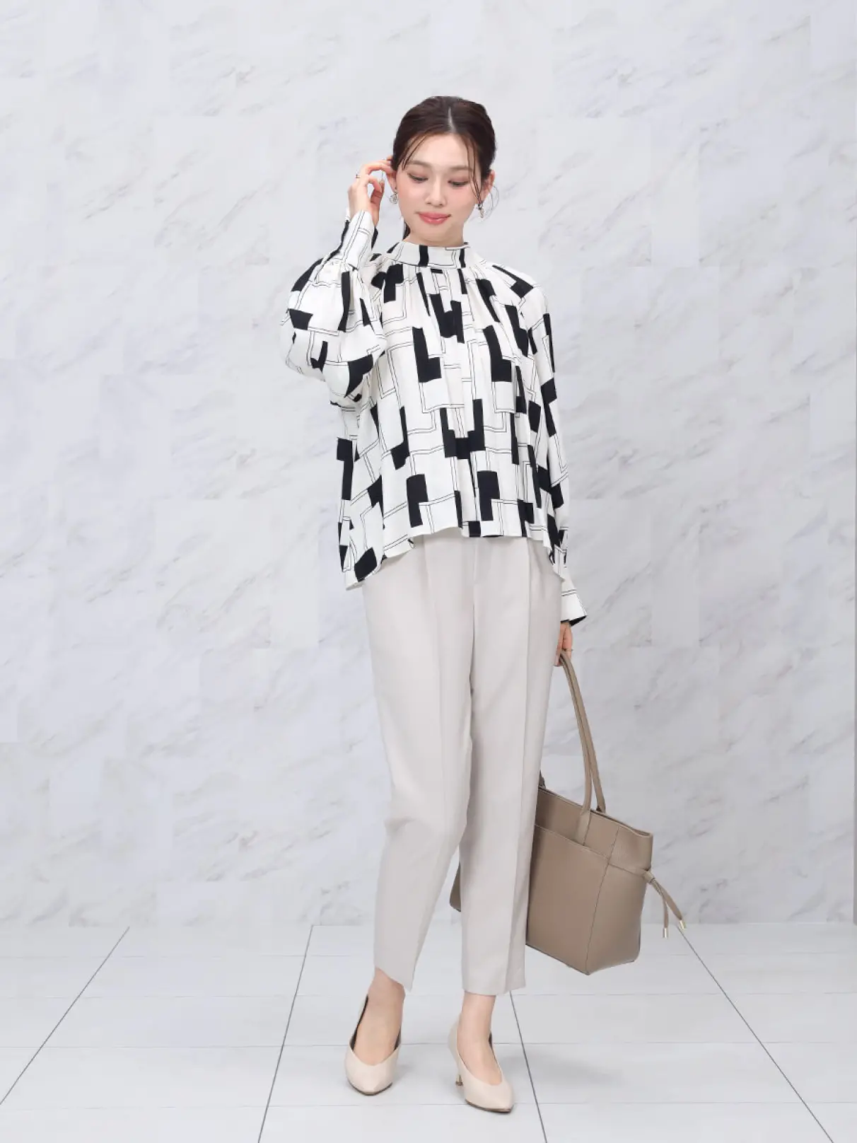 ジオメトリックネックタックボリュームブラウス - FENNEL - FENNEL