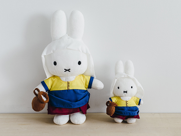 フェルメール展限定コラボレーショングッズ 「牛乳を注ぐミッフィー