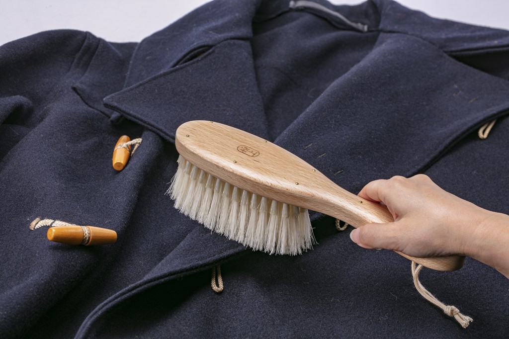 上質な服のお手入れに、江戸屋の「手植え洋服ブラシ 別誂」がおすすめ