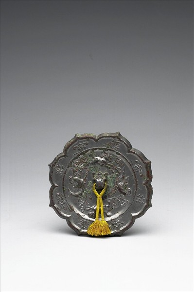 雙鳳瑞獸菱花鏡- 故宮