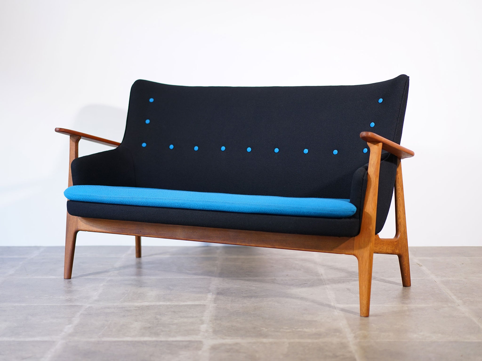 デンマークデザイン 青と黒の2人掛けソファ 幅141cm｜ 北欧家具