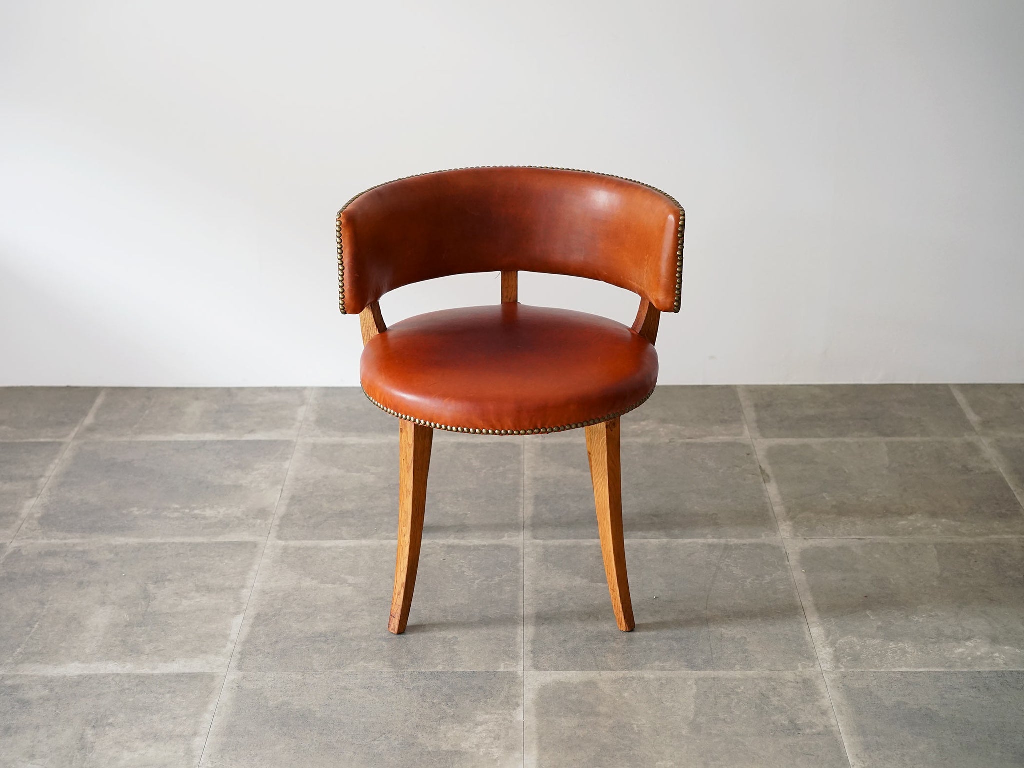 デンマークデザイン レザー張りのアームチェア 丸い背もたれにアーチの