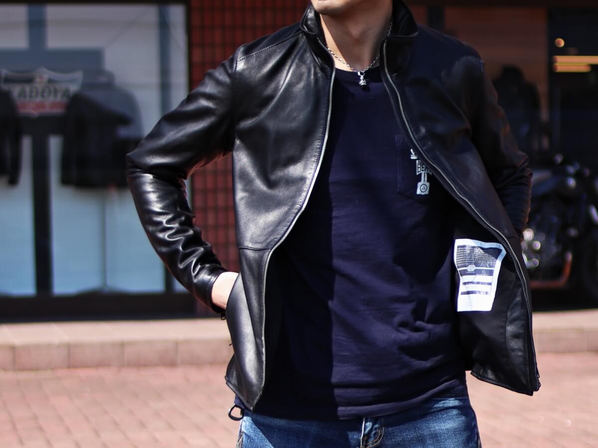 立ち襟でシープスキンレザー、春に丁度良い着やすく合わせやすい革ジャン！