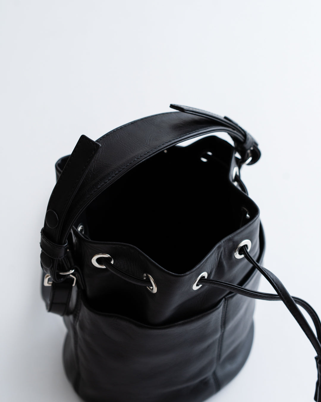 通販] CCU(シーシーユー) DRAWSTRING BAG - COW SKIN 商品ページ – fazeone