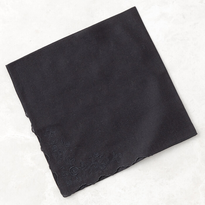 ローズ刺繍のコットンハンカチ ・ブラック｜東京ソワールオンラインストア