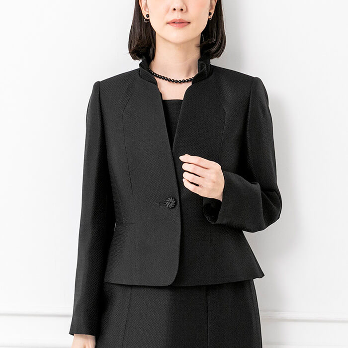 フリルカラーの米沢織ジャカードアンサンブル 13号・ブラック｜東京