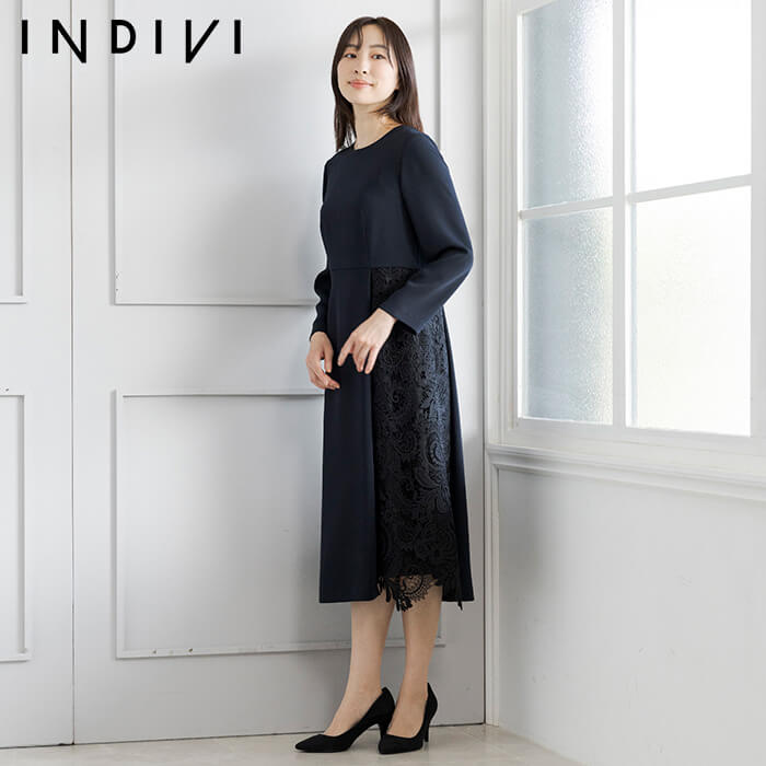 斜め切替とレースが魅せるモードなワンピース 9号・ネイビー｜東京