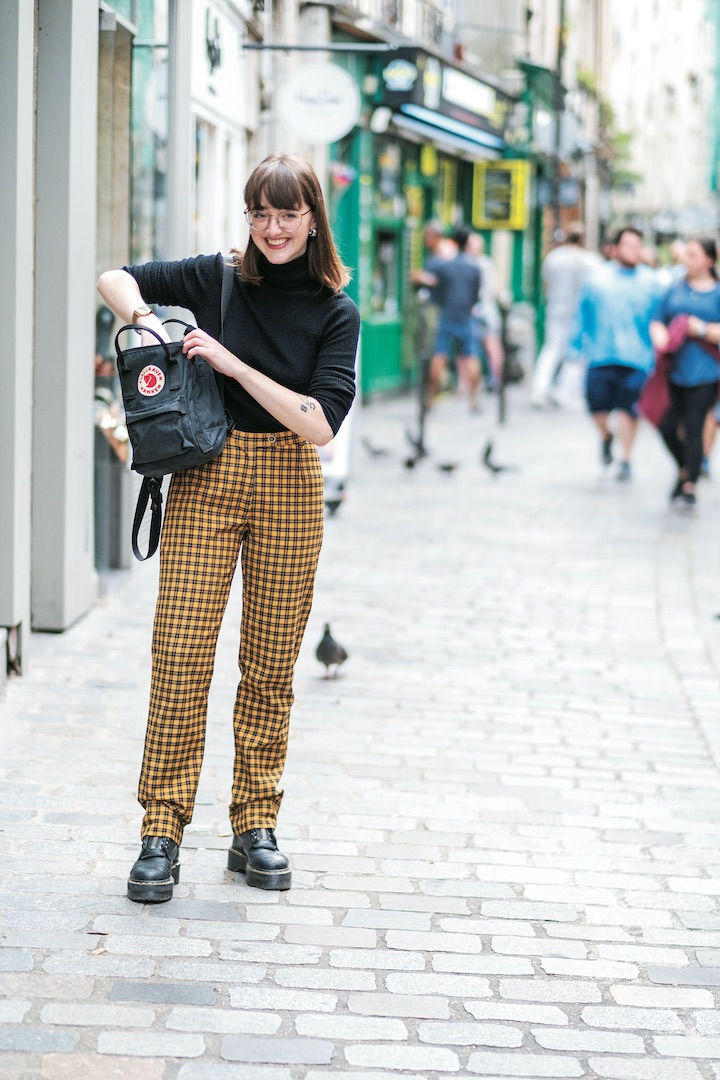 コーデの主役は印象的なイエロー×ブラックのパンツ！ | PARIS