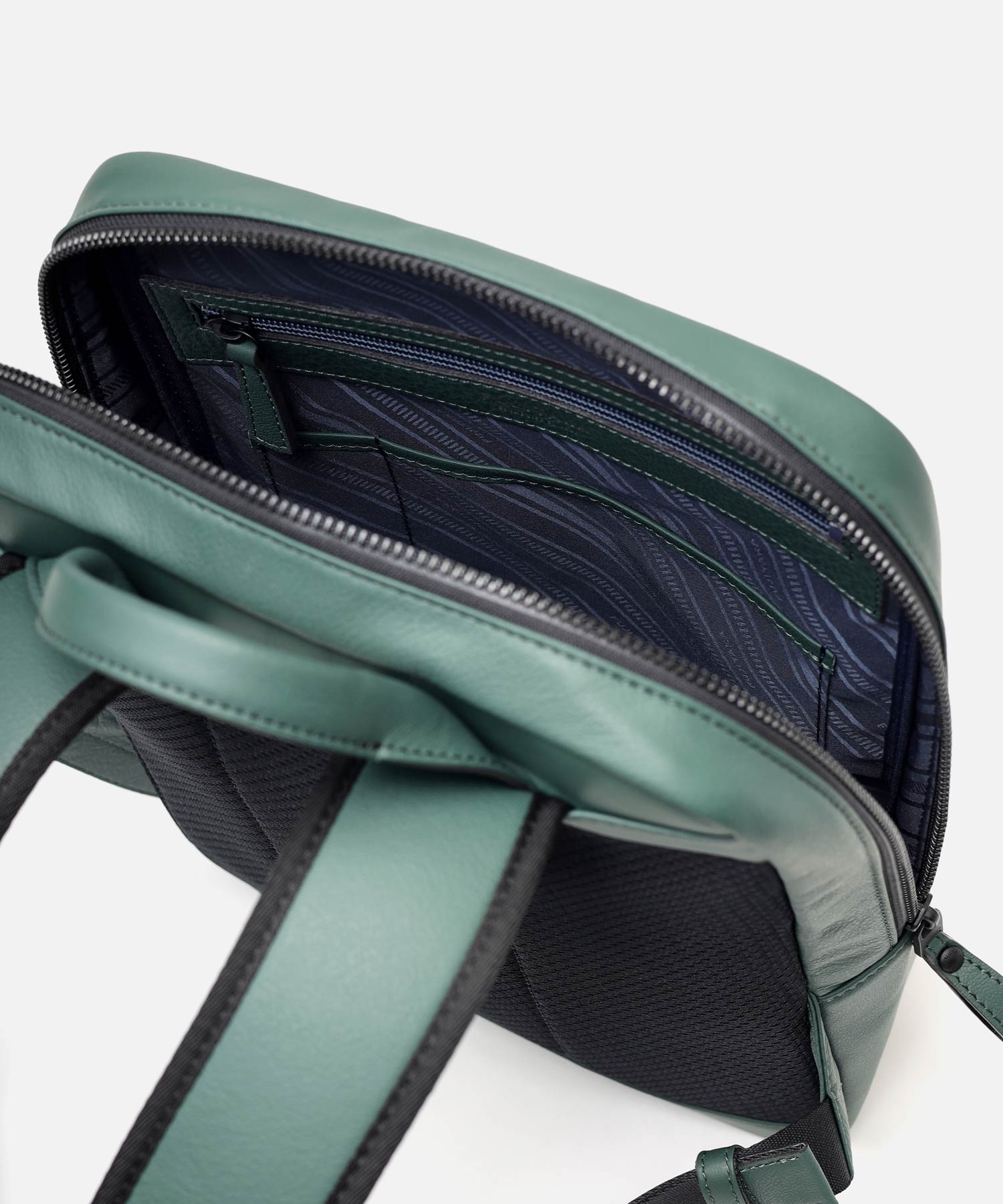 レザーリュック A4 薄マチ / FUJITAKA（フジタカ）公式 / 本革