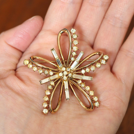 Trifari＊トリファリ PAT PEND.刻印 ゴールドリボンにストーン輝く