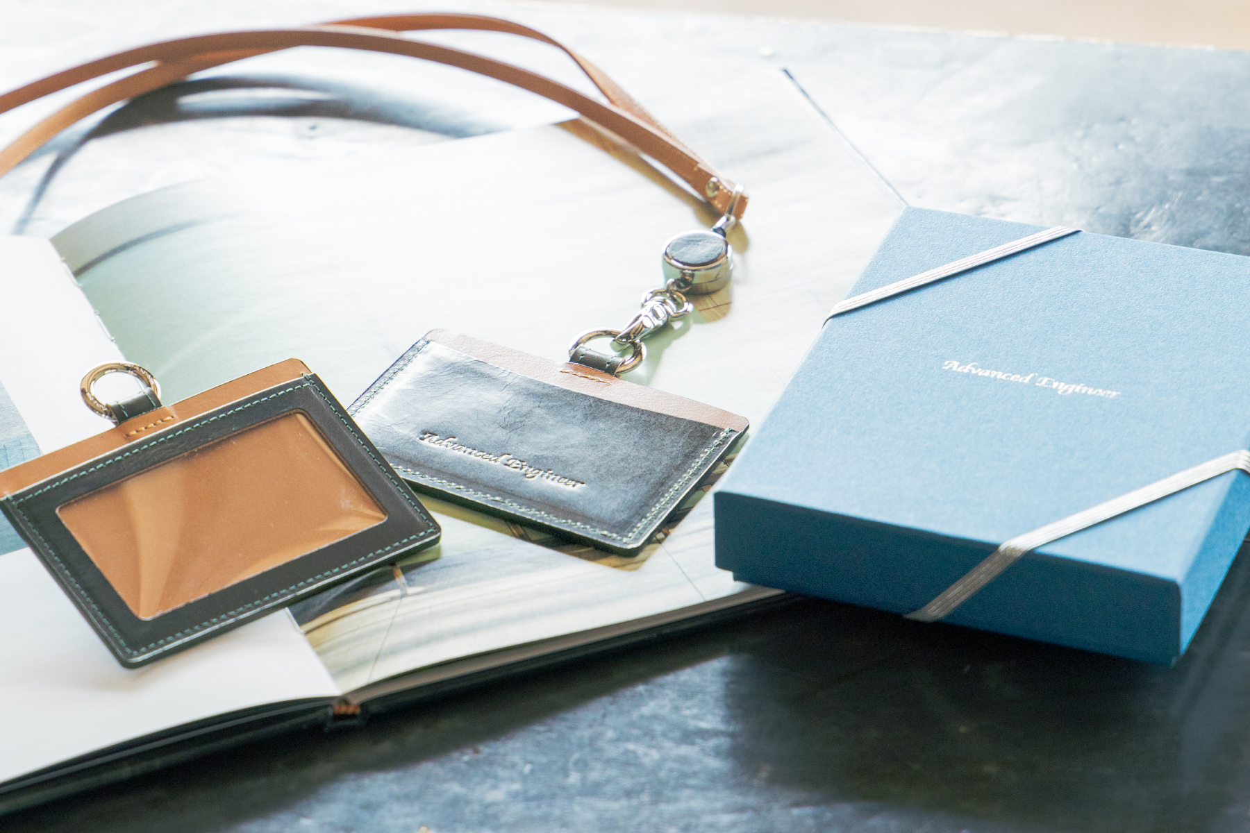 本革製社員証ケース＜古城＞｜周年記念に人気の高級名入れ記念品