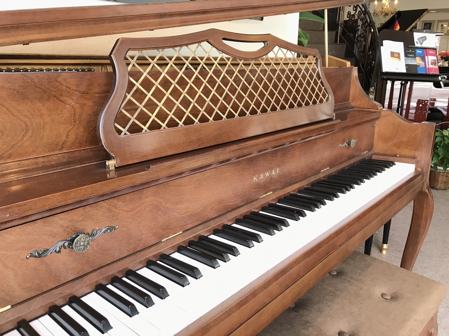 お買い得価格の木目猫脚アンティーク調ピアノ KAWAI KL-603 ※SOLD