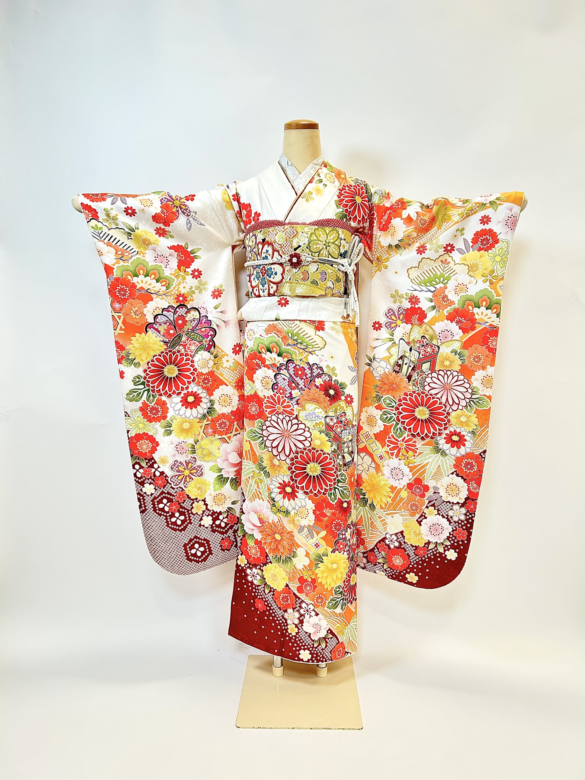 松竹梅が縁起の良い白の古典柄 | 京都・大阪で振袖・前撮りのことなら