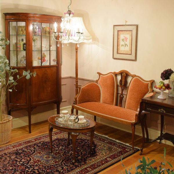 イギリスの高級なアンティーク家具の飾り棚、マホガニー材のガラス