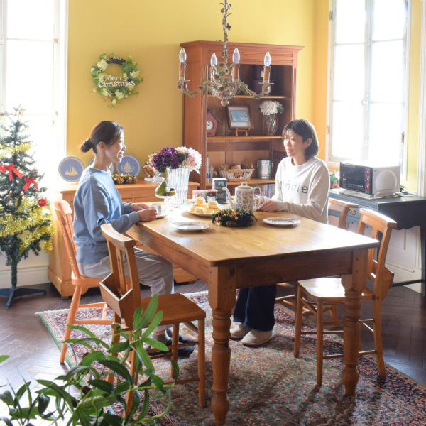 イギリスから届いたアンティークのおしゃれなテーブル、オールドパイン