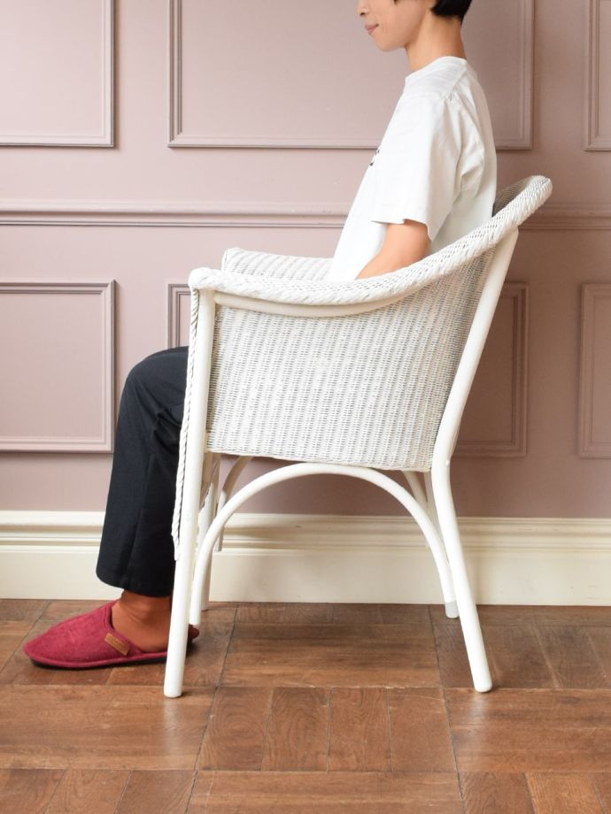 白いアンティークのパーソナルチェア、イギリスのロイドルームチェア(m