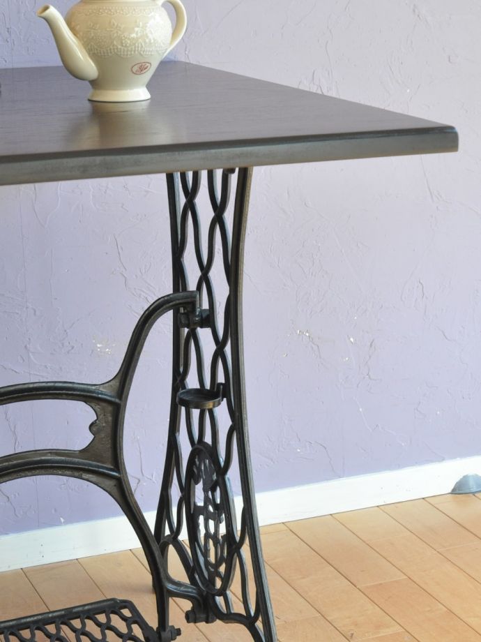 イギリスアンティークのおしゃれなテーブル、アイアン脚の足踏みミシン