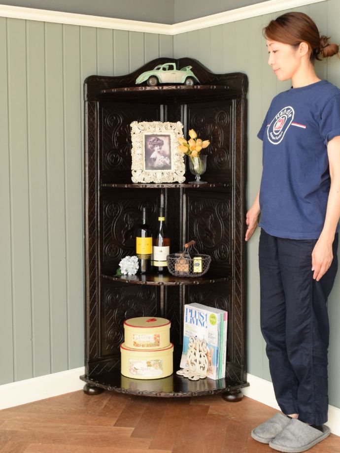 英国アンティークのコーナーキャビネット、彫刻が見事なコーナー用の