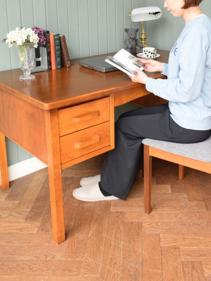 北欧スタイルのヴィンテージの書斎机、シンプルなデザインがおしゃれな