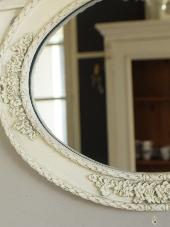 アンティーク調のおしゃれな鏡、大きなリボン付きのウォールミラー