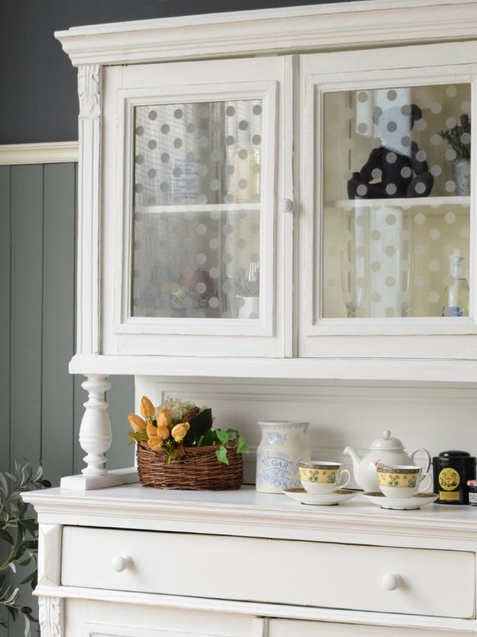 フランスから届いたアンティークの食器棚、フレンチシックな白いカップ