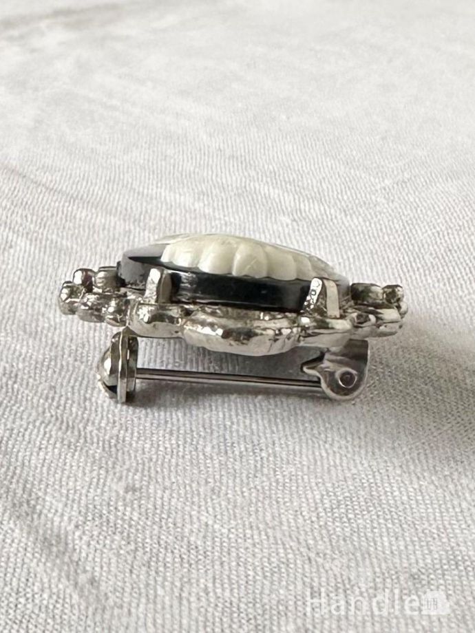 女性の横顔が浮かび上がるアンティークカメオ、おしゃれなアンティーク