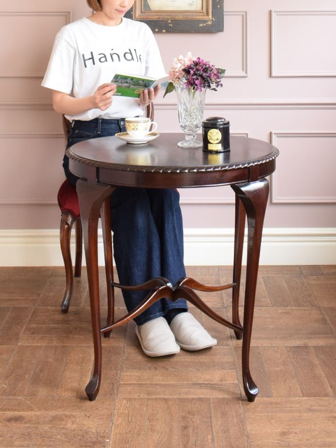 英国アンティークのおしゃれなテーブル、マホガニー材の美しいティー