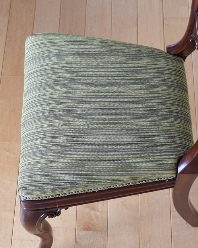 英国から届いたバルーンバックチェア、マホガニー材のアンティーク椅子