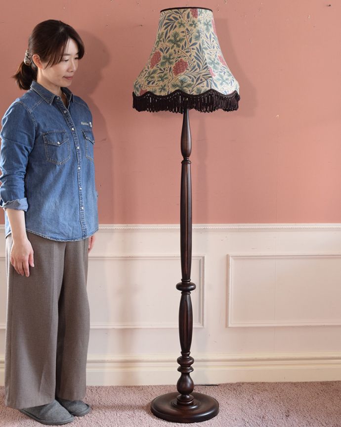 アンティーク風のおしゃれなフロアスタンド、ウィリアムモリス柄の