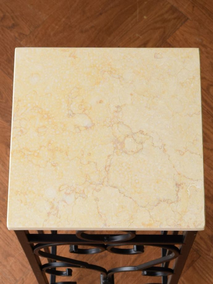 アンティーク風のおしゃれなフラワースタンド、大理石天板✕アイアンの